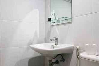 In-room Bathroom 4 Cozy and Minimalist 1BR Patraland Urbano Apartment By Travelio