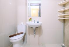 Phòng tắm bên trong 3 Homey and Cozy Studio Room Transpark Cibubur Apartment By Travelio