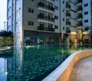 สระว่ายน้ำ 5 Homey and Good Choice 2BR Signature Park Grande Apartment By Travelio