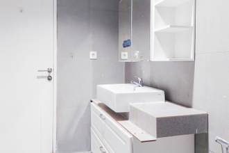 Toilet Kamar 4 Modern and Homey 1BR at Paddington Heights Apartment By Travelio