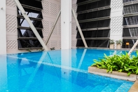 Hồ bơi Modern and Homey 1BR at Paddington Heights Apartment By Travelio