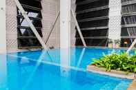 สระว่ายน้ำ Modern and Homey 1BR at Paddington Heights Apartment By Travelio