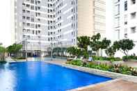 Swimming Pool Restful and Modern Look 2BR Vasanta Innopark Apartment By Travelio