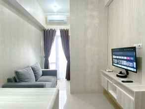 Ruang untuk Umum 4 Restful and Modern Look 2BR Vasanta Innopark Apartment By Travelio