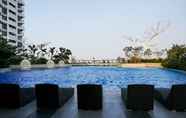 สระว่ายน้ำ 7 Minimalist and Great Choice 2BR West Vista Apartment By Travelio