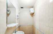 In-room Bathroom 4 Contemporary Designed 2BR Apartment at Majesty By Travelio