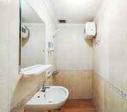 Toilet Kamar 4 Contemporary Designed 2BR Apartment at Majesty By Travelio