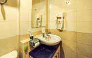 Toilet Kamar 6 Strategic and Best Choice 2BR Apartment at Grand Setiabudi By Travelio