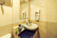 ห้องน้ำภายในห้อง Strategic and Best Choice 2BR Apartment at Grand Setiabudi By Travelio