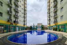 スイミングプール Nice and Strategic Studio Apartment at Suites @Metro By Travelio