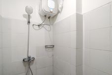 客室内バスルーム Nice and Strategic Studio Apartment at Suites @Metro By Travelio