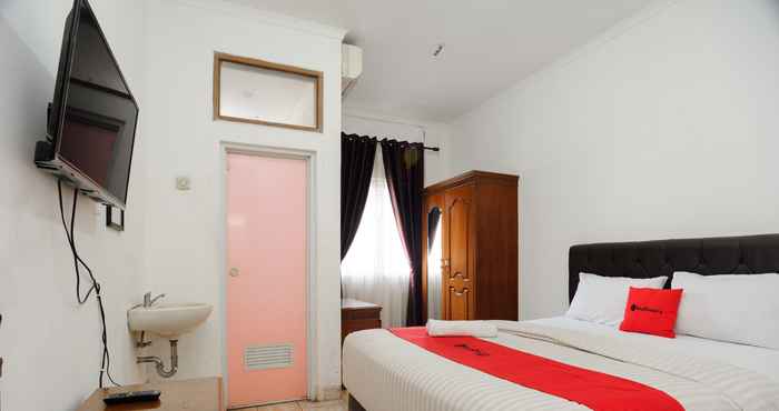 Bedroom RedDoorz syariah near AEON Mall Tanjung Barat