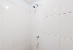 客房浴室 3 Comfort and Good Deal Stay Studio Serpong Greenview Apartment By Travelio