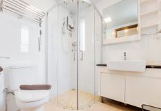 ห้องน้ำภายในห้อง 4 Homey Living and Spacious 3BR at Sky House BSD Apartment By Travelio