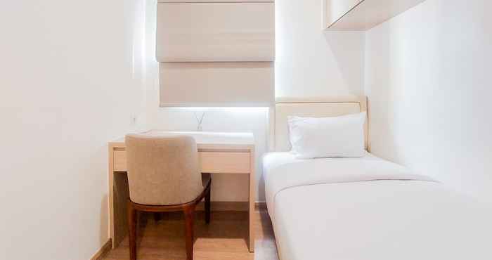 Kamar Tidur Homey Living and Spacious 3BR at Sky House BSD Apartment By Travelio