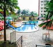 สระว่ายน้ำ 5 Homey and Modern 1BR at Kebagusan City Apartment By Travelio