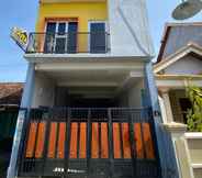 Exterior 6 Duta Elite Kostel Syariah near RSUD Caruban Mitra RedDoorz