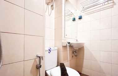 In-room Bathroom 2 Cozy Living and Simply Studio Vida View Makassar Apartment By Travelio