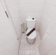 Toilet Kamar 3 Homey and Simply Studio at Poris 88 Apartment By Travelio