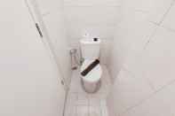 Toilet Kamar Homey and Simply Studio at Poris 88 Apartment By Travelio