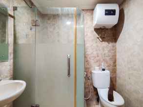 In-room Bathroom 4 Serene 2BR Apartment at Galeri Ciumbuleuit 1 By Travelio