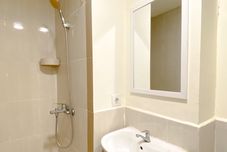 Toilet Kamar Spacious and Comfortable 3BR Meikarta Apartment By Travelio