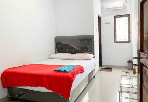 Bedroom Penginapan Losmen Ayu Pamanukan RedPartner