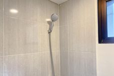 In-room Bathroom Minimalist Studio for 1 Pax Meikarta Apartment By Travelio