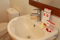 In-room Bathroom OYO 93912 Kost Takalar