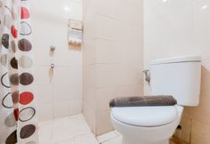 In-room Bathroom 5 Homey and Good Choice Studio at Serpong Greenview Apartment By Travelio