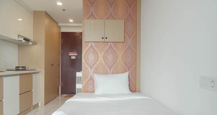 Bedroom Comfortable Stay Studio at Apartment Sky House Alam Sutera By Travelio