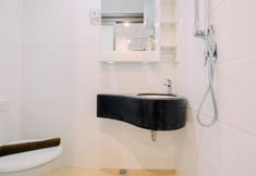 客房内浴室 3 Strategic Studio Sky House BSD Apartment near AEON Mall By Travelio