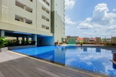 Swimming Pool Modern and Homey 2BR at Loftvilles City Apartment By Travelio