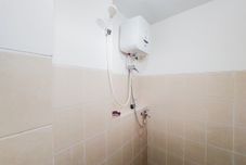 In-room Bathroom Modern and Homey 2BR at Loftvilles City Apartment By Travelio