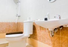 客房浴室 5 Homey Studio (No Kitchen) at Apartment Grand Palace Kemayoran By Travelio