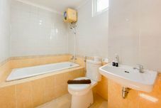 객실 내 욕실 Homey and Comfort Studio Grand Palace Kemayoran Apartment By Travelio