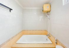 Toilet Kamar 4 Cozy and Spacious Studio Grand Palace Kemayoran Apartment By Travelio