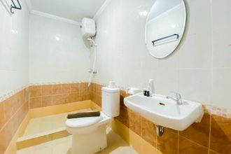 客房浴室 4 Good Studio (No Kitchen) Apartment Grand Palace Kemayoran By Travelio