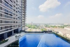 Swimming Pool Homey and Cozy Living Studio Apartment at Collins Boulevard By Travelio