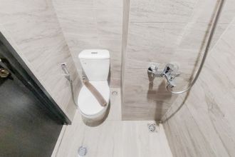 In-room Bathroom 4 Homey and Cozy Living Studio Apartment at Collins Boulevard By Travelio