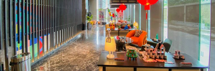 Lobby Homey and Cozy Living Studio Apartment at Collins Boulevard By Travelio