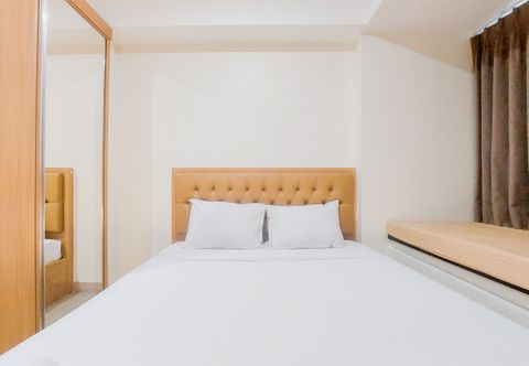 Bedroom Homey and Cozy Living Studio Apartment at Collins Boulevard By Travelio