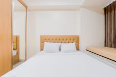 Bedroom Homey and Cozy Living Studio Apartment at Collins Boulevard By Travelio