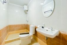 Phòng tắm bên trong Best Deal Studio (No Kitchen) Apartment Grand Palace Kemayoran By Travelio
