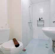 Toilet Kamar 3 Homey and Restful Studio Apartment Royal Sentul Park By Travelio