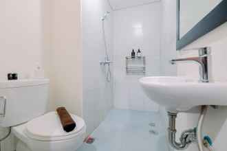 Toilet Kamar 4 Homey and Restful Studio Apartment Royal Sentul Park By Travelio