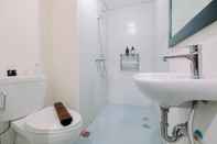 Toilet Kamar Homey and Restful Studio Apartment Royal Sentul Park By Travelio