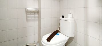 客室内バスルーム 4 Cozy and Spacious 2BR Apartment Mekarwangi Square Cibaduyut By Travelio