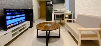 Lobby 3 Restful and Modern Look 2BR Apartment at Meikarta By Travelio