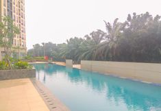 Kolam Renang 6 Fancy and Nice Studio at Apartment Transpark Cibubur By Travelio